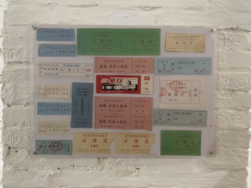 侯弋飏从各地收集到的录像厅门票。佟鑫拍摄