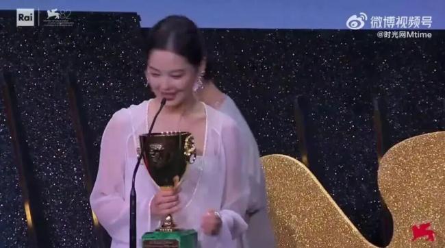 辛芷蕾晒出亲吻奖杯照片 威尼斯影后荣耀时刻