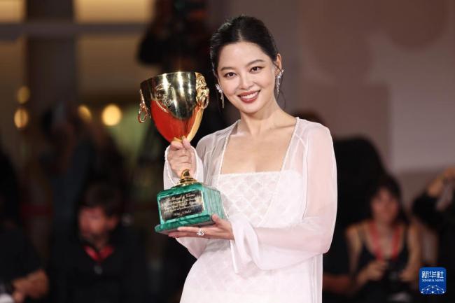 辛芷蕾晒出亲吻奖杯照片 威尼斯影后荣耀时刻