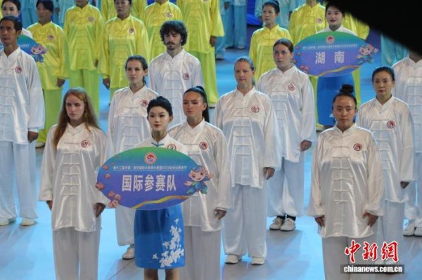 天宇优配  焦作国际太极拳大赛开幕 机器人与太极表演者同台共“武”